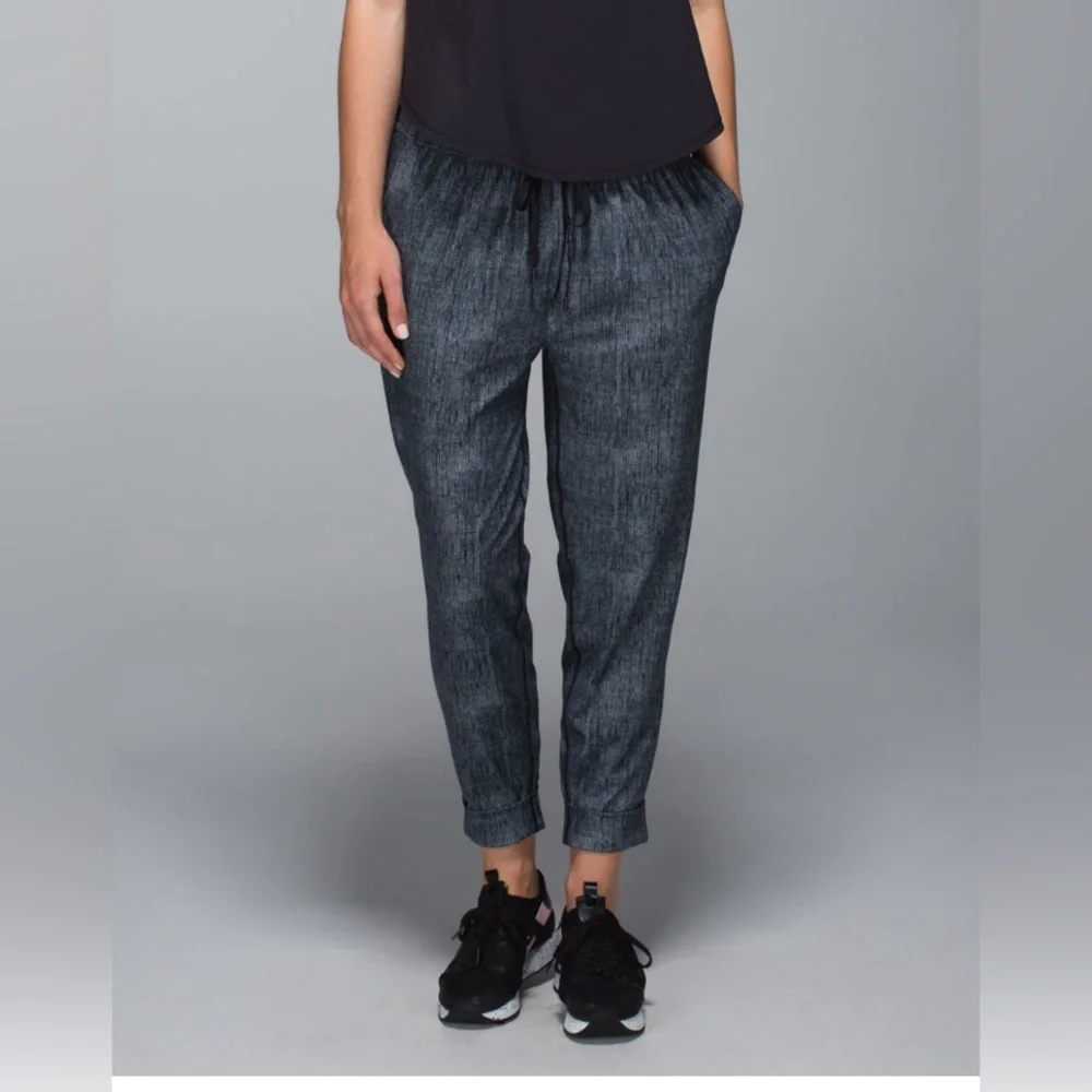 Lululemon Jet Crop *Print - Picture 2 of 12